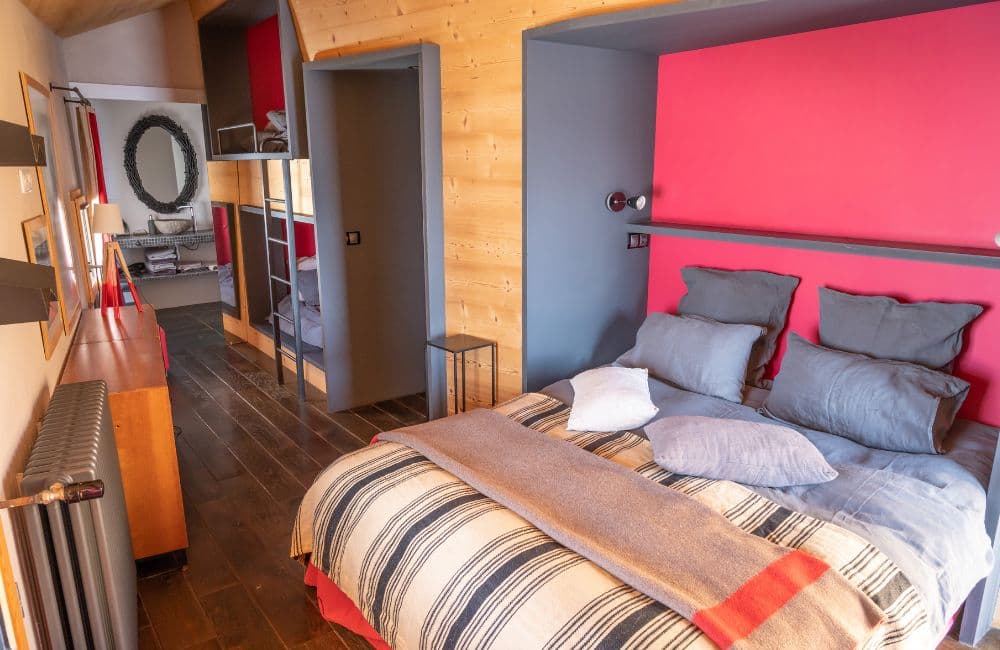 Chambre Pente — 1 lit double et 2 lits simples superposés, idéale en famille