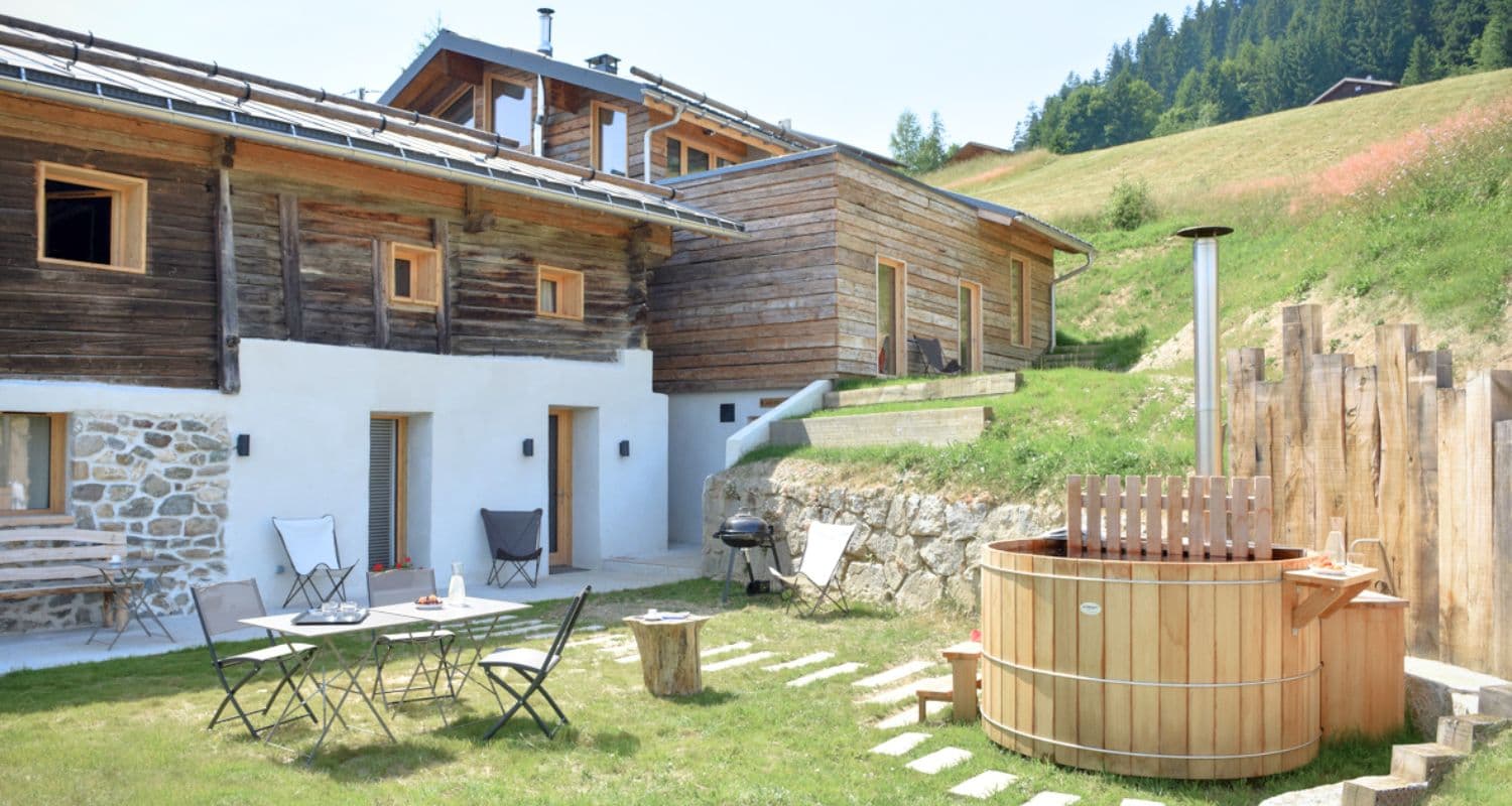 Vue extérieure du Chalet Nantailly avec bain nordique et terrasse