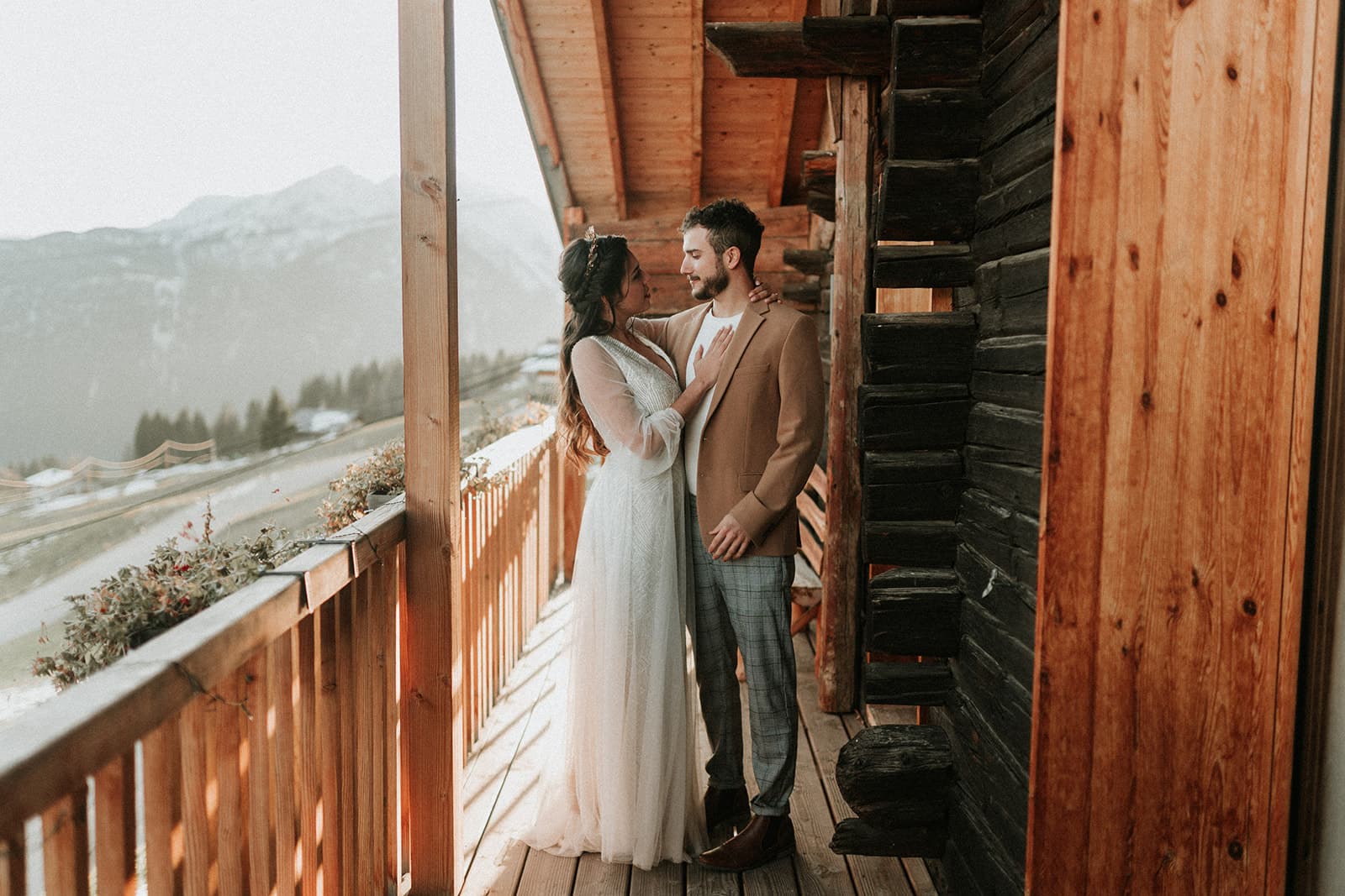 Couple marié sur le balcon du Chalet Nantailly avec vue montagne