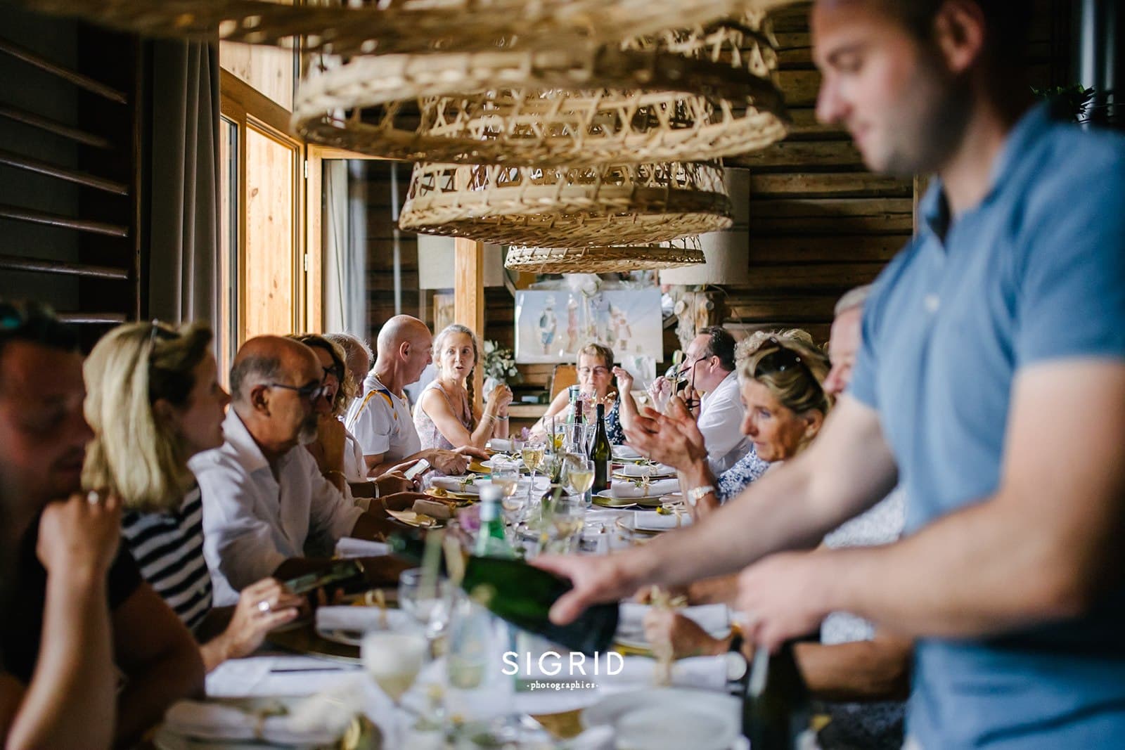 Repas convivial en famille au Chalet Nantailly en Savoie