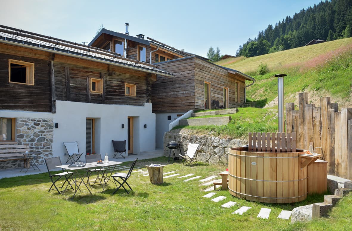 Chalet Nantailly vu de l'extérieur avec bain nordique, lieu de séminaire en Savoie