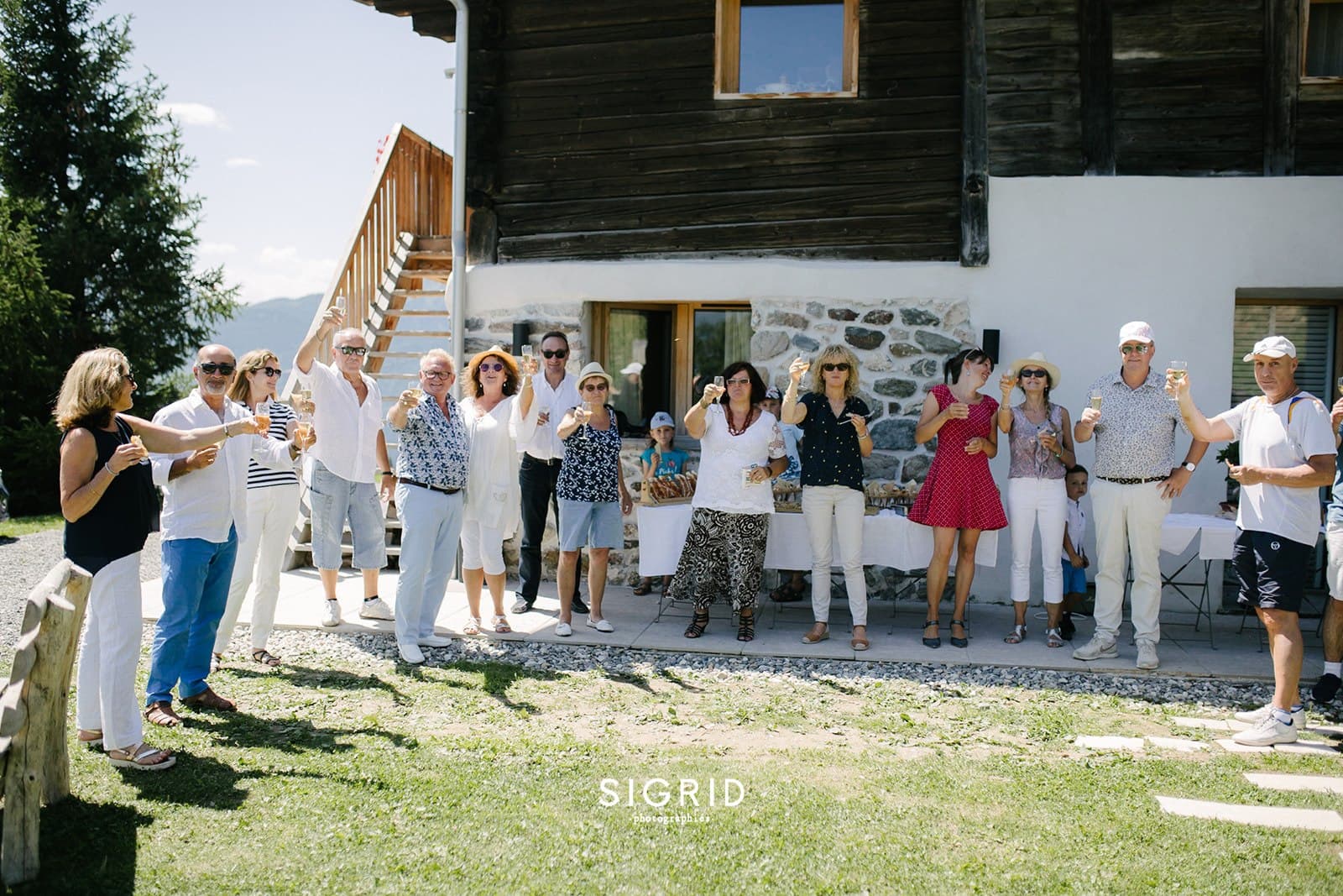 Groupe d'hôtes heureux au Chalet Nantailly